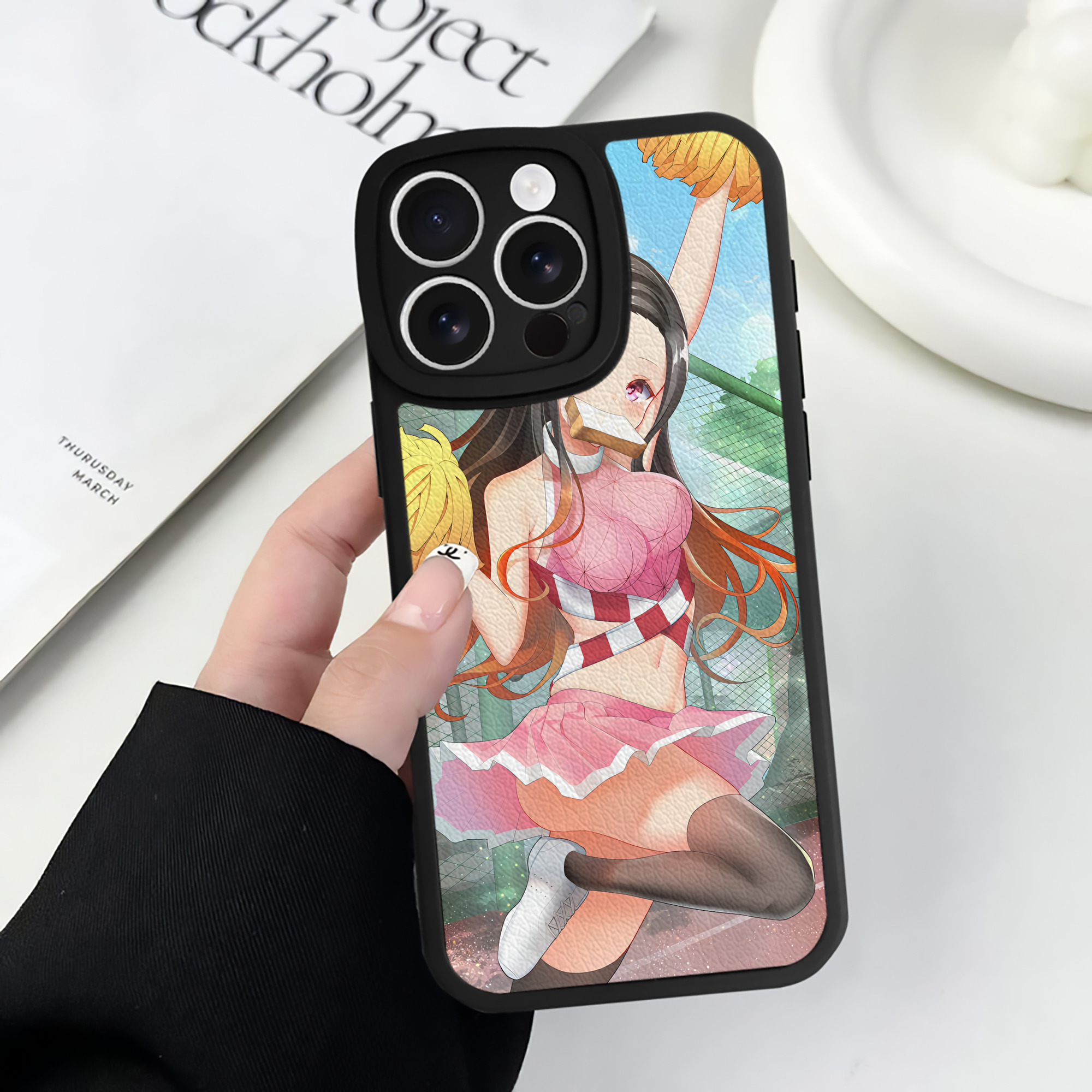 （画像用） 鬼滅の刃（きめつのやいば）竈門 禰󠄀豆子／かまど ねずこ Kamado Nezuko 【iPhone 16シリーズ対応】シリコンスマホケース（レザー調） 材質：シリコン
